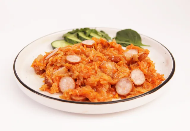 Капуста с копчеными колбасками