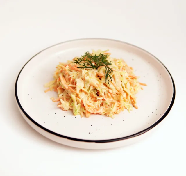 Салат с копченым сыром и морковью