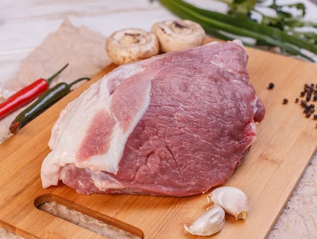 Лопатка свиная, без кости, ГОСТ, полуфабрикат охлажденный